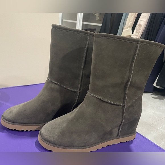 UGG Gray Classic Femme Short Boots Size 10 NEVER WORN - Picture 7 of 9